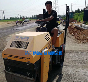 座駕振動壓路機，路面壓